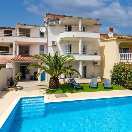 Apartments And Rooms Alenka Banjole Ngoại thất bức ảnh