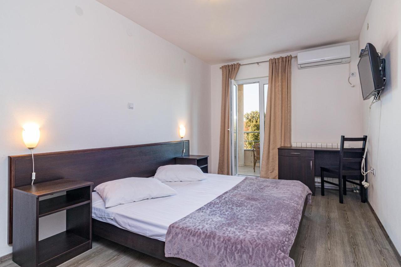 Apartments And Rooms Alenka Banjole Ngoại thất bức ảnh