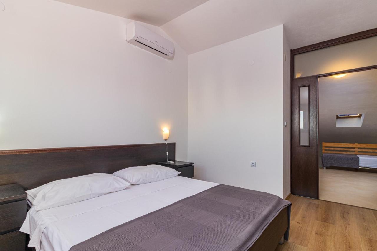 Apartments And Rooms Alenka Banjole Ngoại thất bức ảnh