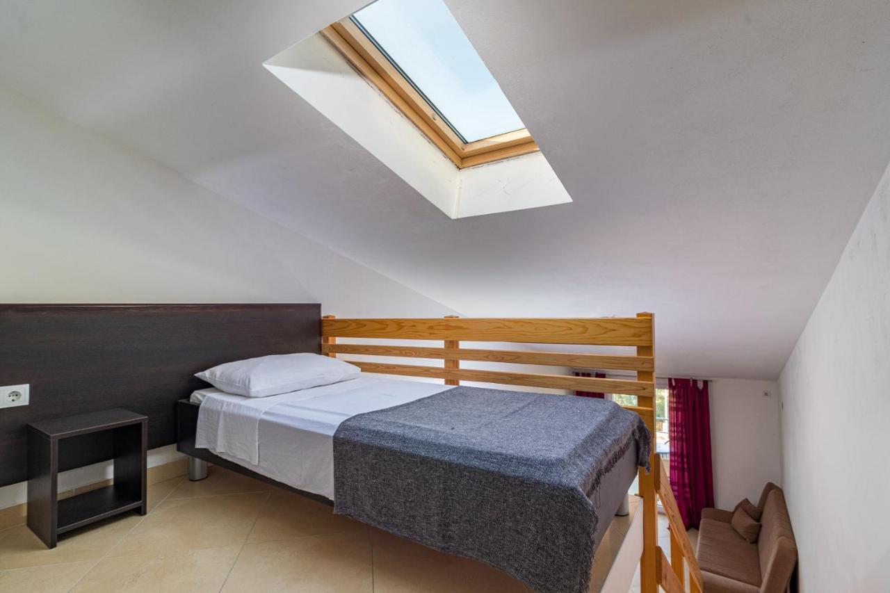 Apartments And Rooms Alenka Banjole Ngoại thất bức ảnh