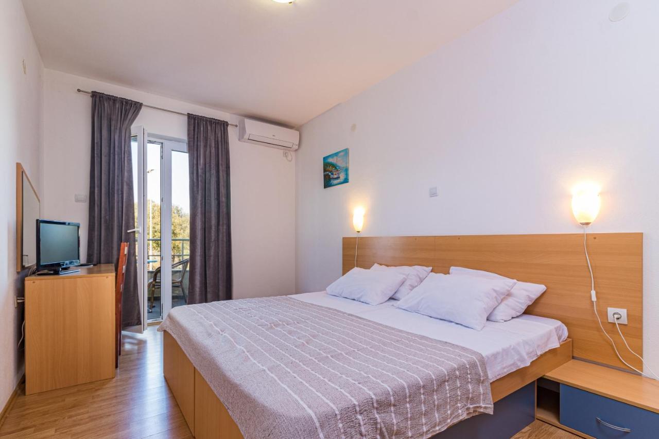 Apartments And Rooms Alenka Banjole Ngoại thất bức ảnh