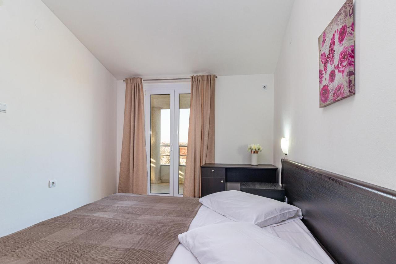 Apartments And Rooms Alenka Banjole Ngoại thất bức ảnh
