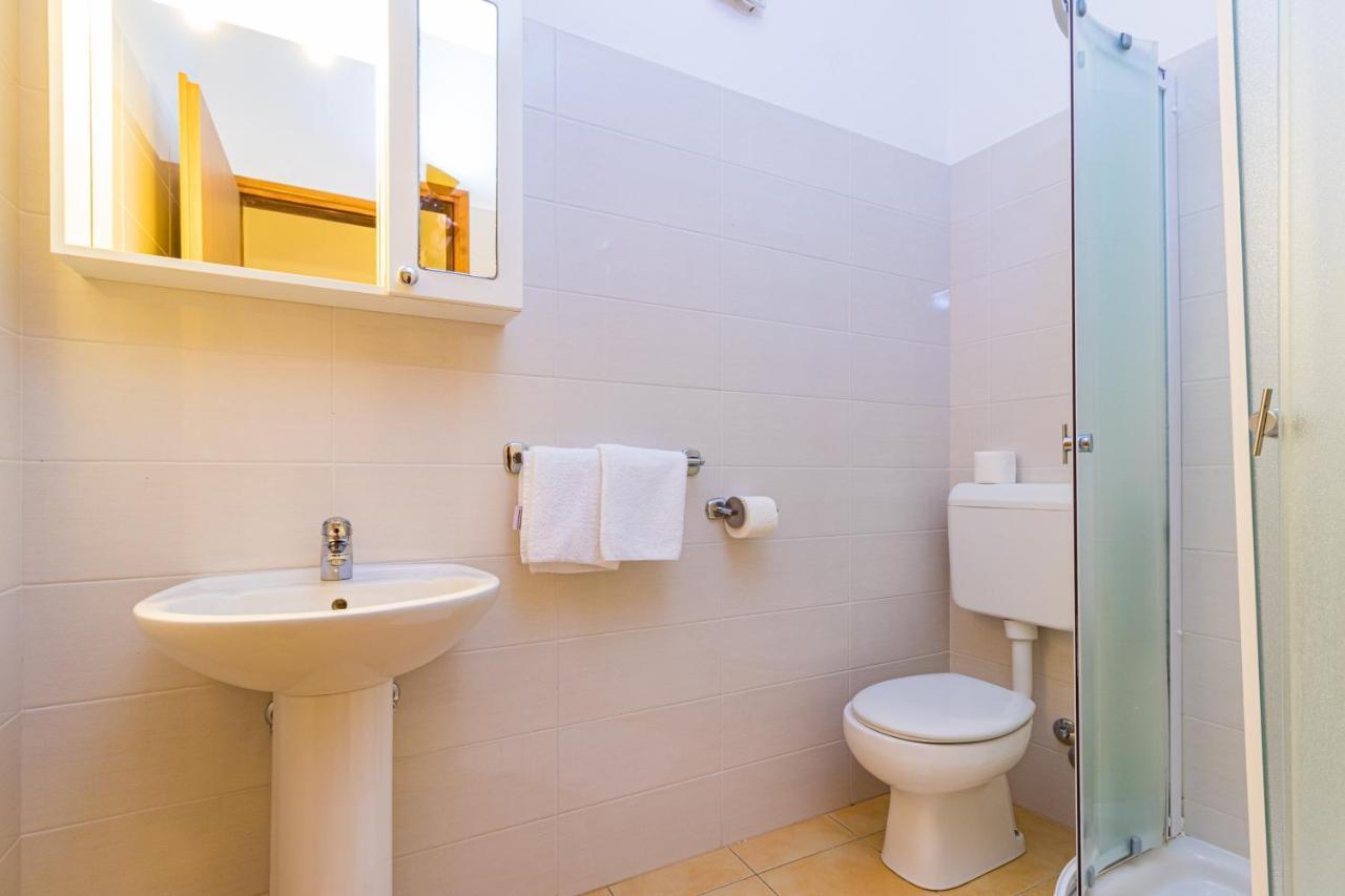 Apartments And Rooms Alenka Banjole Ngoại thất bức ảnh